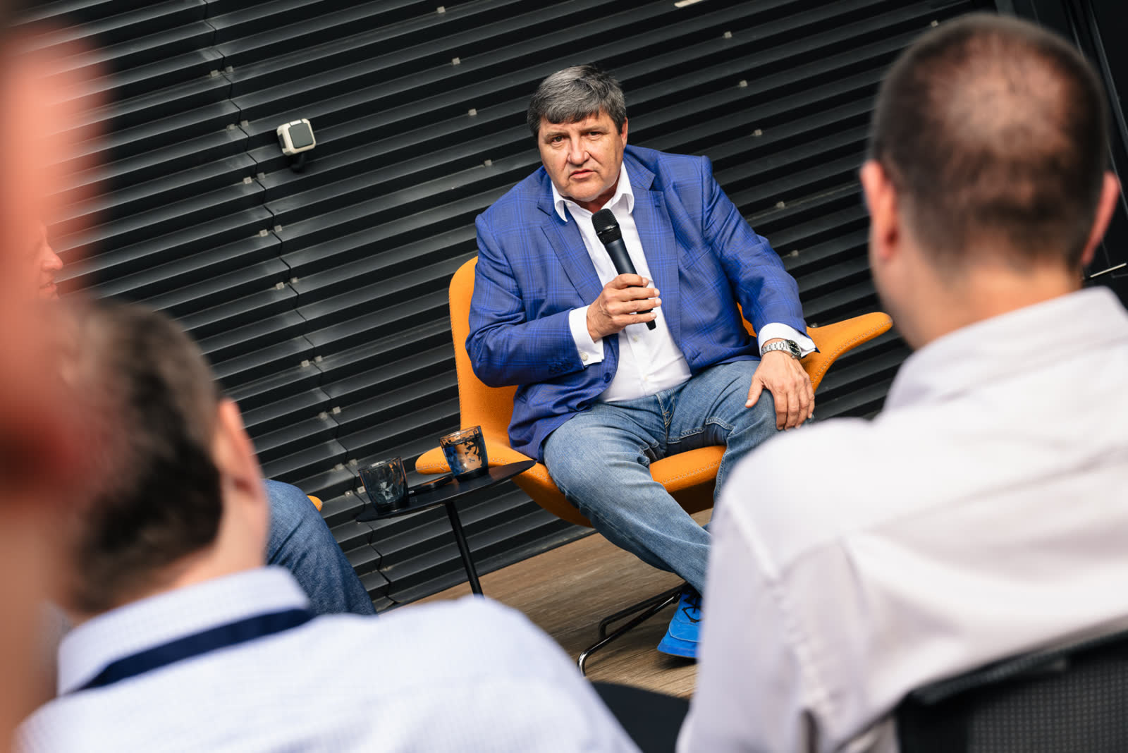 Řečník odpovídá na dotazy publika