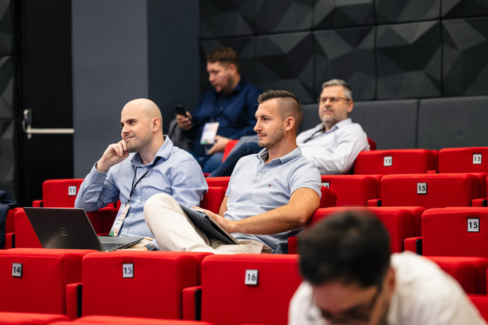 Publikum sleduje přednášku