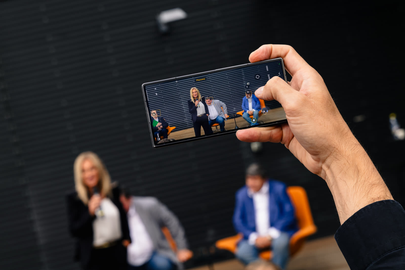 Focení panelové diskuze na mobil