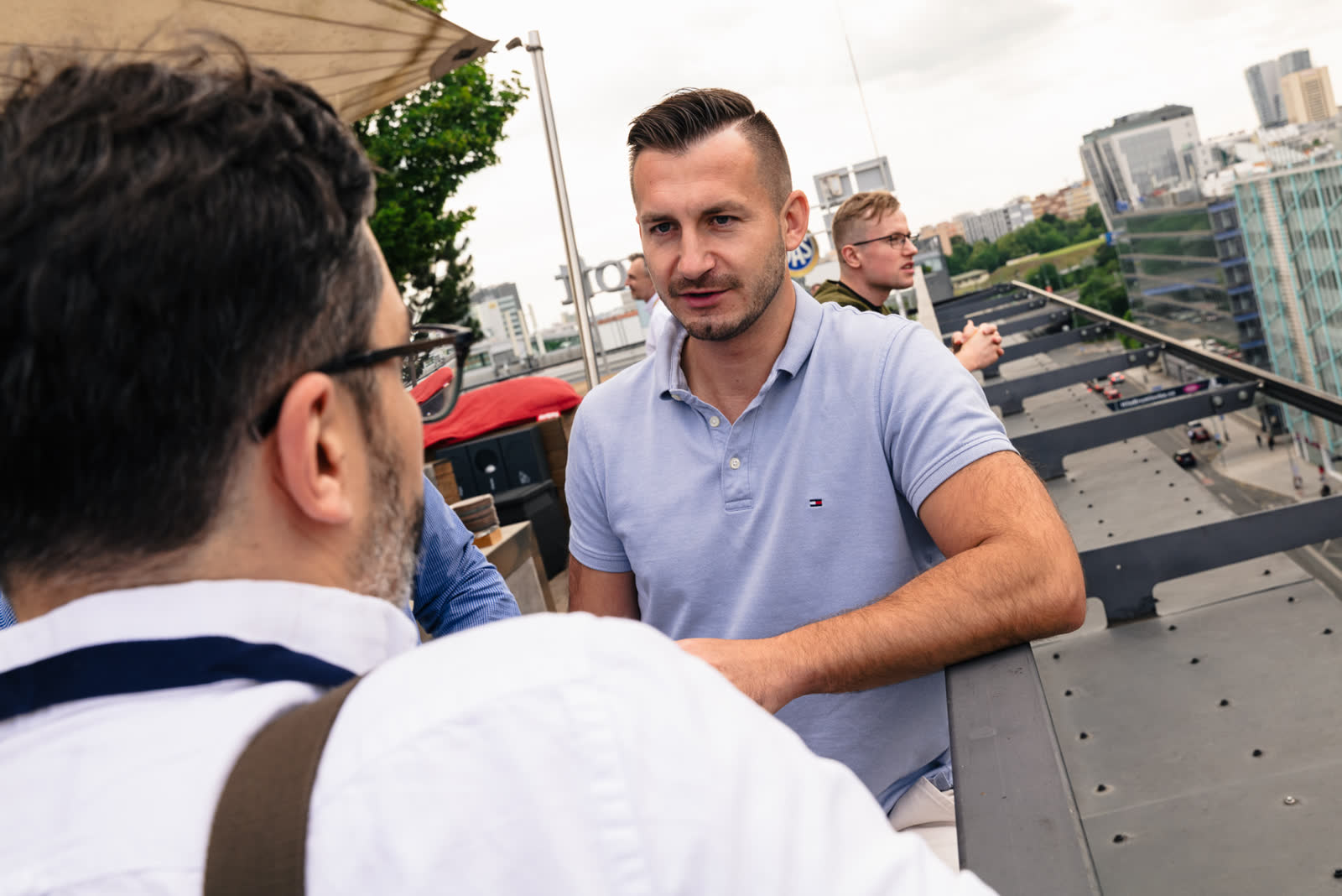 Diskuze na střešní terase