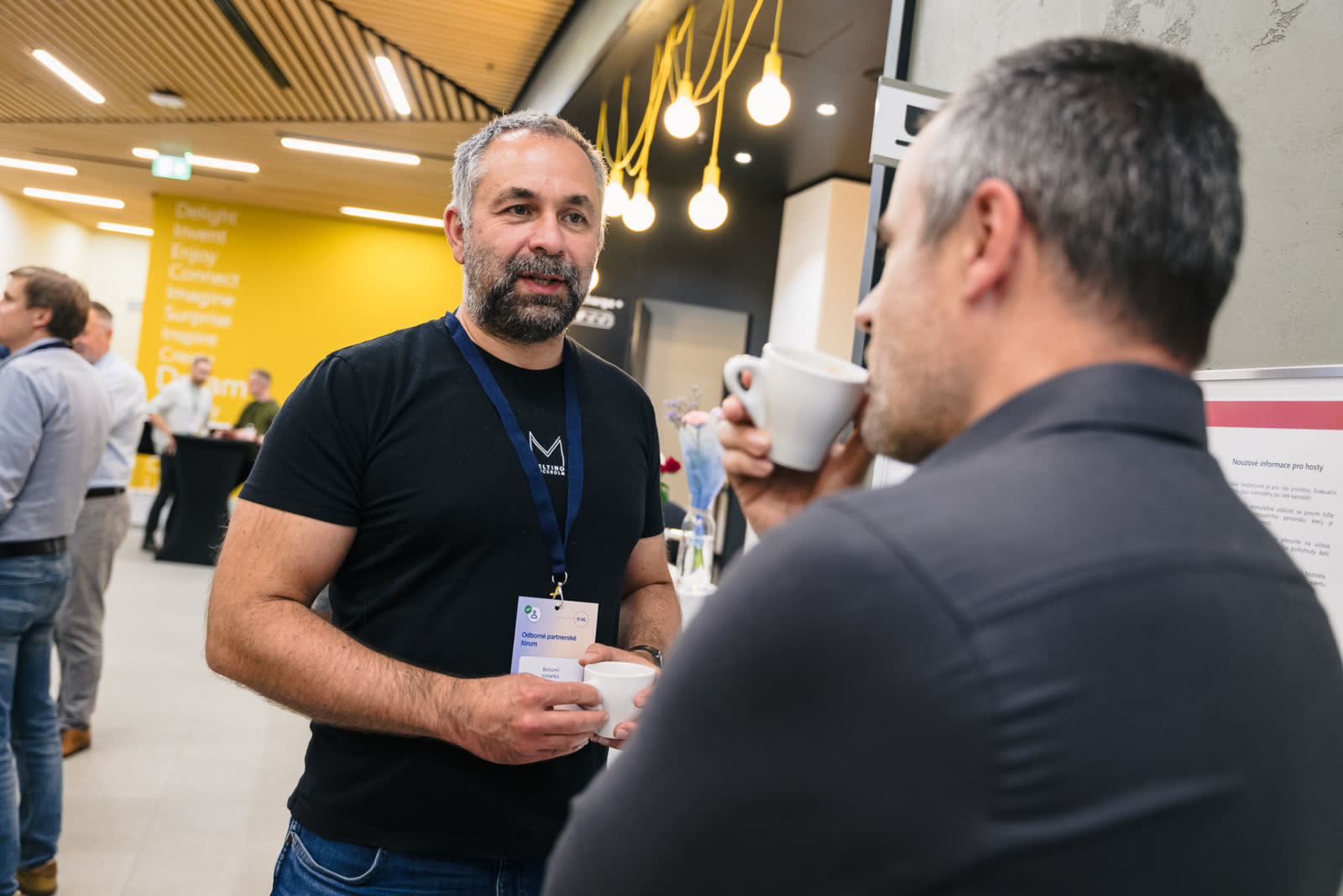 Networking při kávě na Odborném partnerském fóru