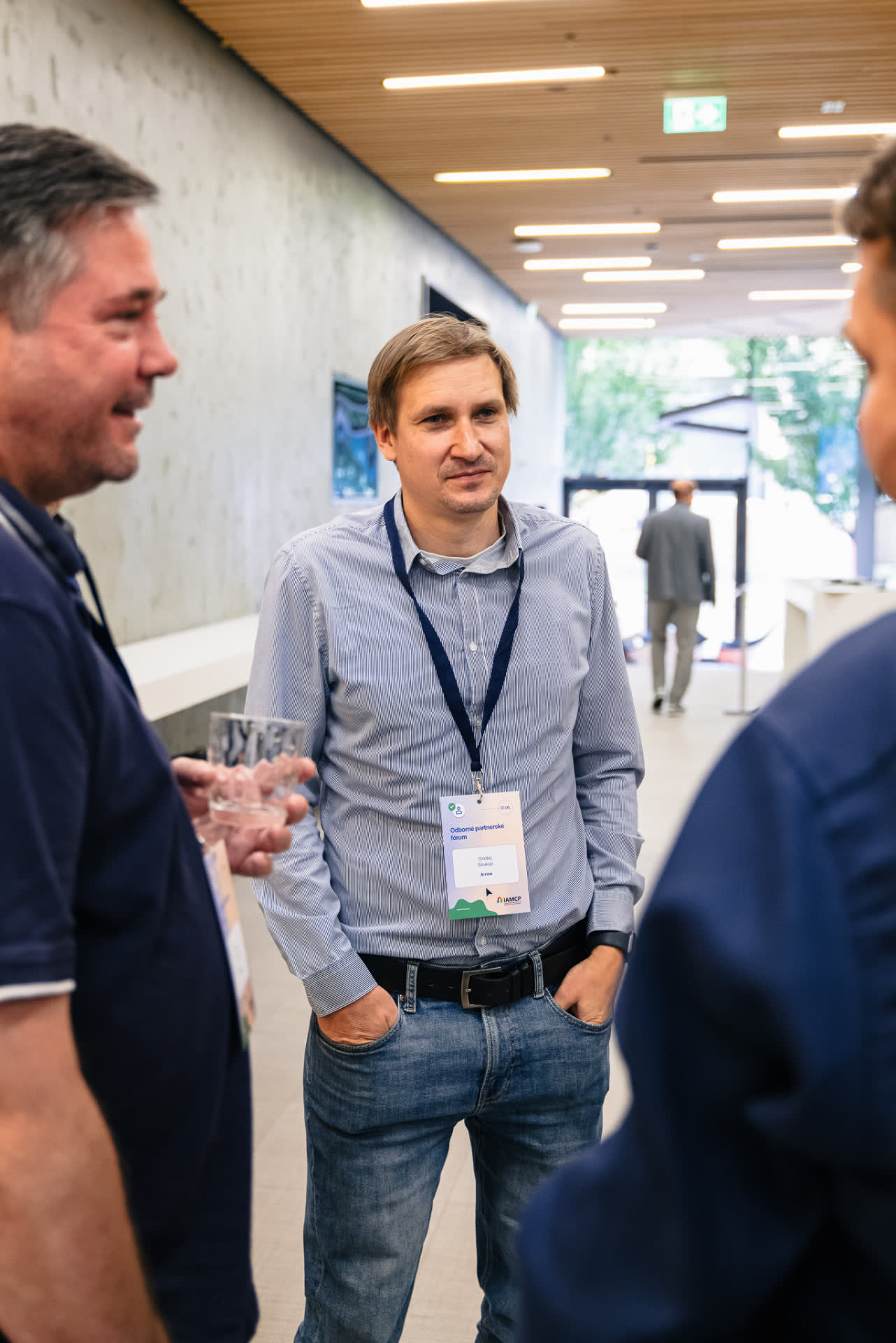 Diskuze partnerů ve foyer